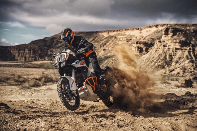 Bmw r 1300 gs vs ktm 1290 super adventure r trên bàn cân thông số