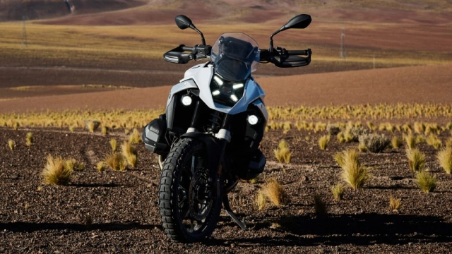 Bmw r 1300 gs vs ktm 1290 super adventure r trên bàn cân thông số
