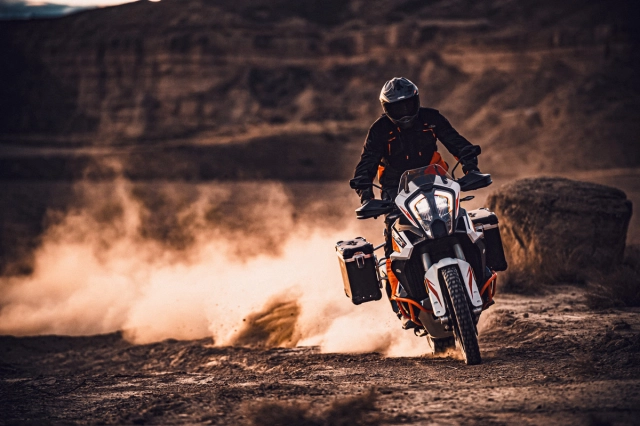 Bmw r 1300 gs vs ktm 1290 super adventure r trên bàn cân thông số
