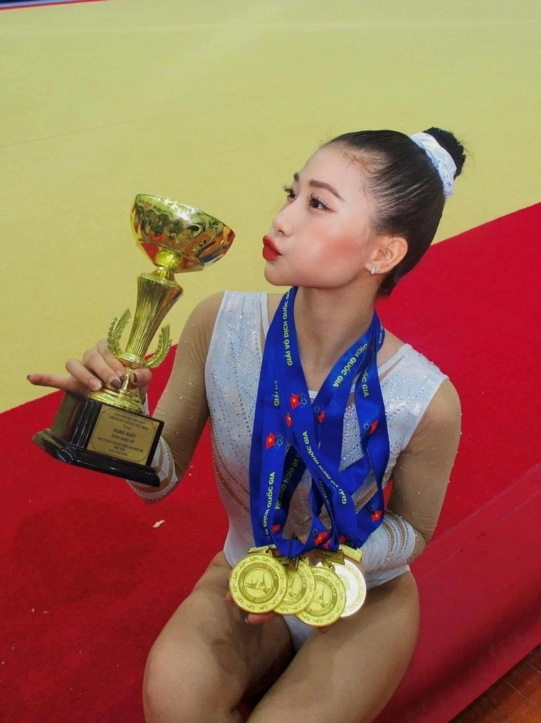 bóng hồng thể thao cao 1m72 giải nghệ ở tuổi 20 chuyển nghề làm tiktoker nhan sắc gây sốt cõi mạng