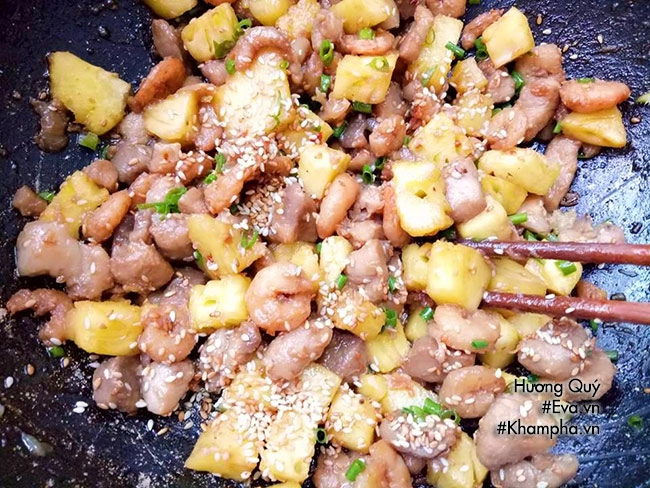 Bữa sáng no bụng với cơm chiên dứa dẻo thơm