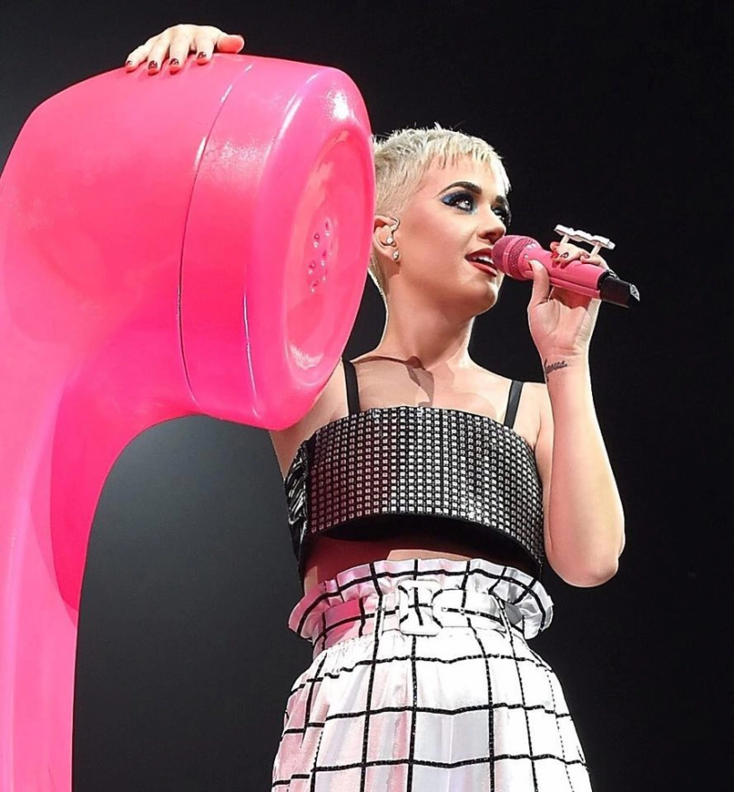 Bức hình hot nhất hôm nay katy perry mặc đồ ntk công trí khiến fan việt vỡ òa sung sướng