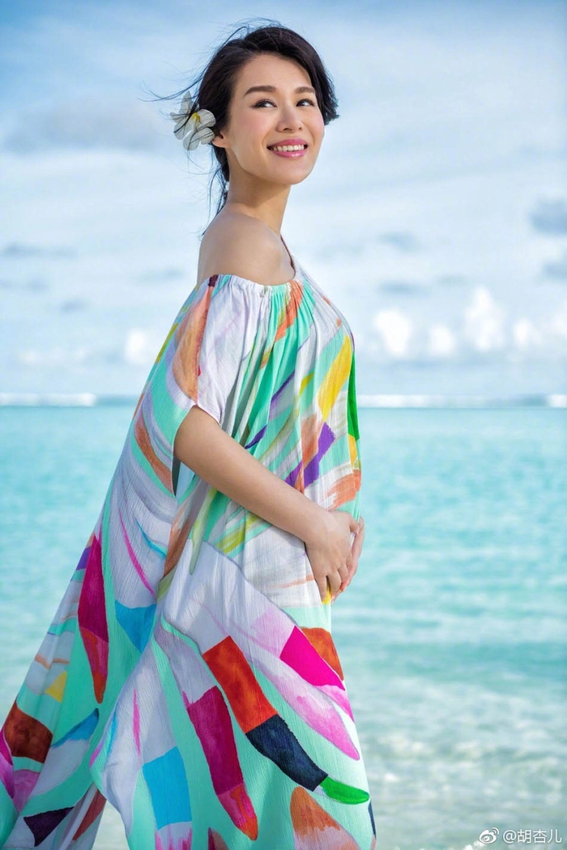 Bụng bầu tròn xoe nhưng hồ hạnh nhi vẫn chi bạo dát hàng hiệu từ đầu đến chân