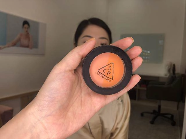 Các bước trang điểm tông cam phớt cực xinh dịp 83 đã vậy chỉ toàn mỹ phẩm giá hạt dẻ