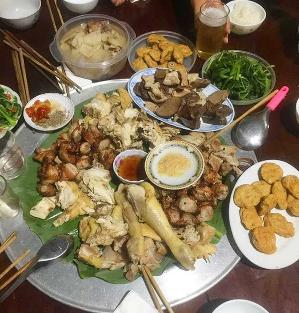 Các con ở thành phố về bố mẹ làm mâm cơm quê đầy ắp khiến dân mạng xúc động