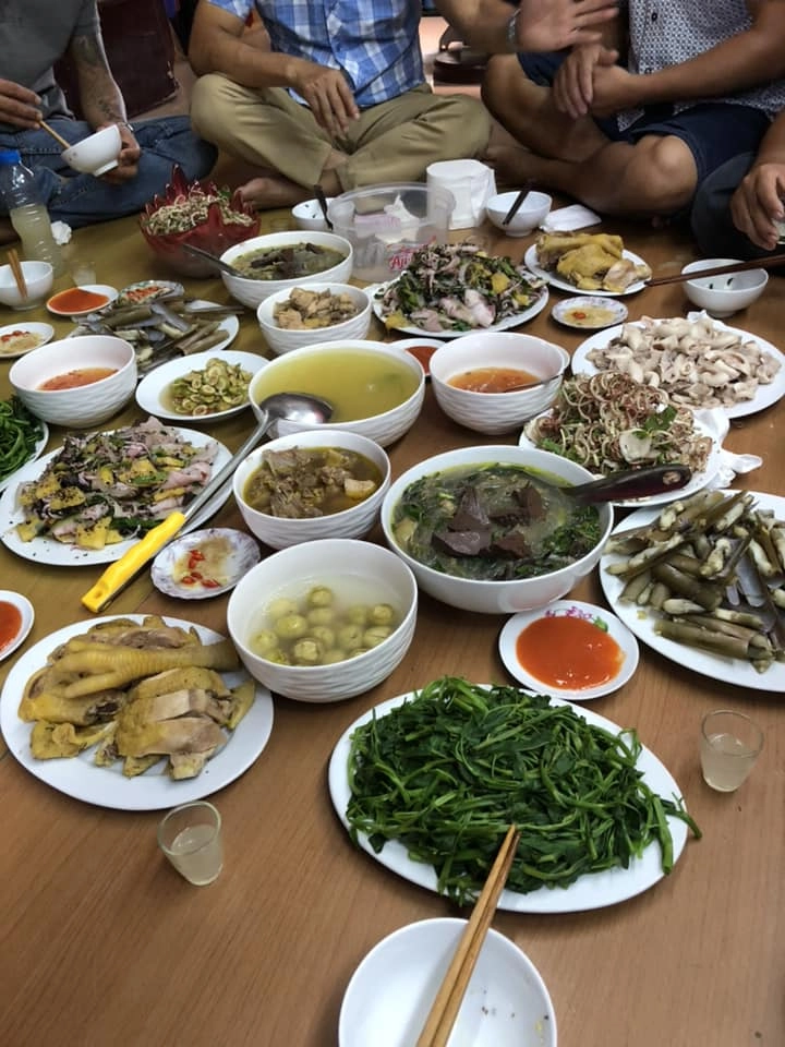Các con ở thành phố về bố mẹ làm mâm cơm quê đầy ắp khiến dân mạng xúc động