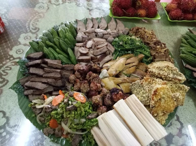 Các con ở thành phố về bố mẹ làm mâm cơm quê đầy ắp khiến dân mạng xúc động