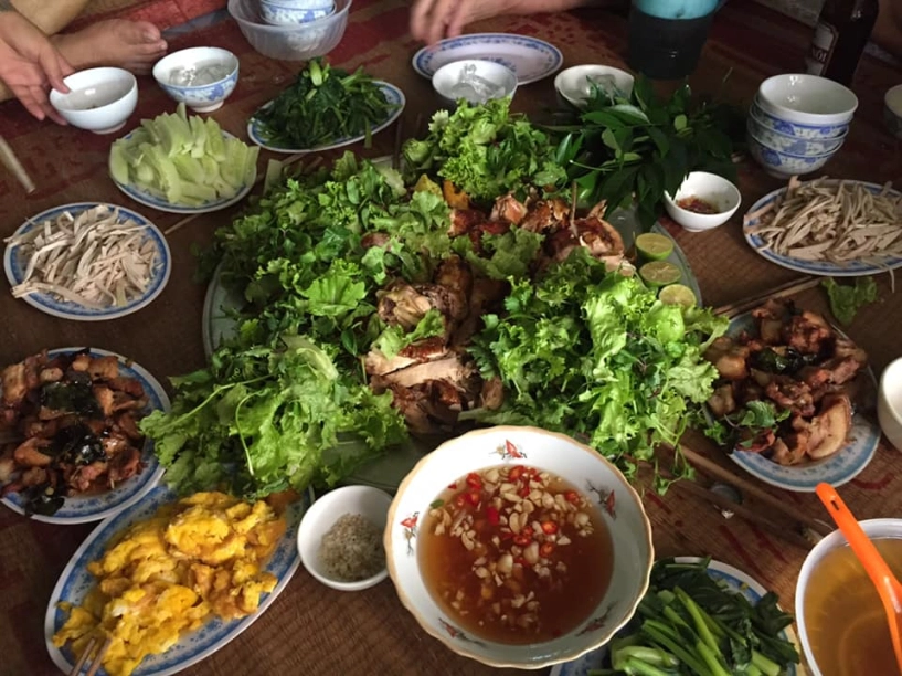 Các con ở thành phố về bố mẹ làm mâm cơm quê đầy ắp khiến dân mạng xúc động