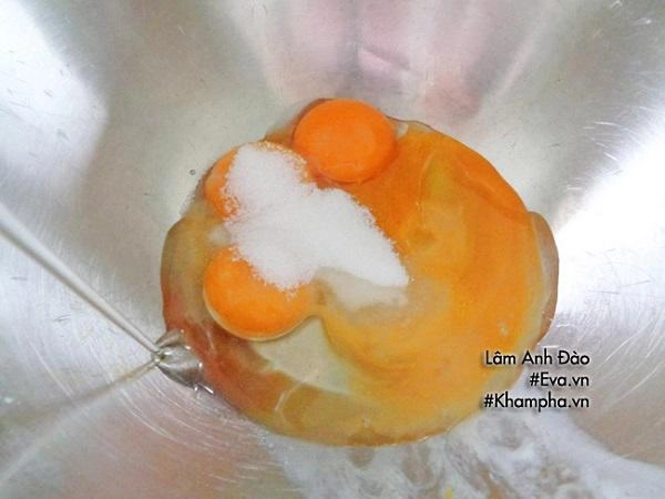 Cách làm bánh bông lan trứng muối mềm thơm ngon ngậy ăn là mê