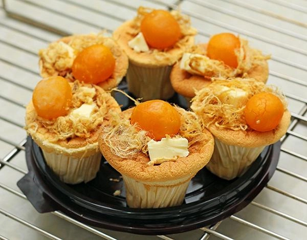 Cách làm bánh bông lan trứng muối mềm thơm ngon ngậy ăn là mê