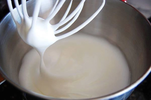 Cách làm bánh kem sinh nhật vừa mềm vừa thơm đẹp mắt tặng người thân