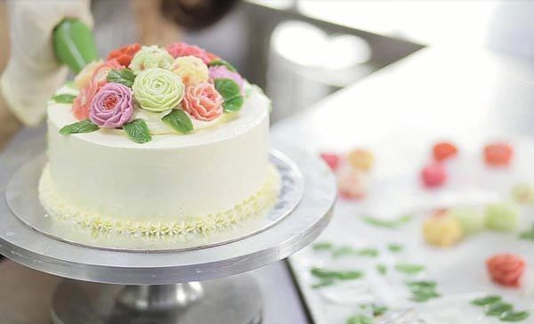 Cách làm bánh kem sinh nhật vừa mềm vừa thơm đẹp mắt tặng người thân