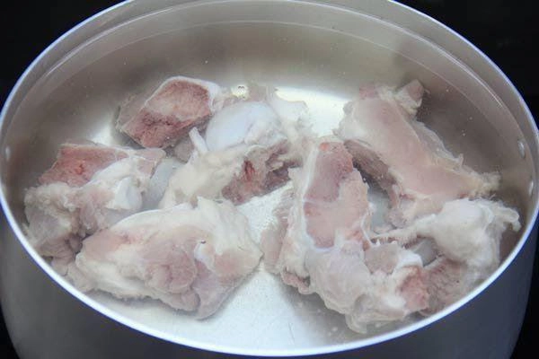Cách nấu bún mọc dọc mùng sườn móng thơm ngon đổi món cho cả nhà
