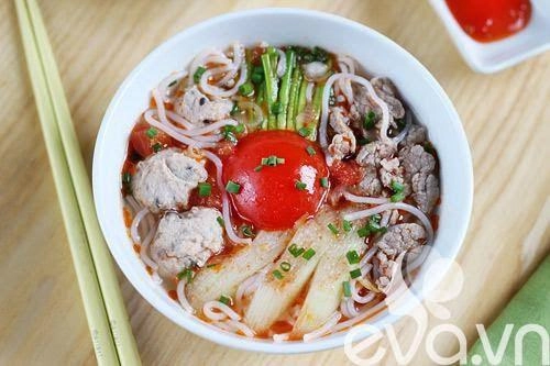 Cách nấu bún mọc dọc mùng sườn móng thơm ngon đổi món cho cả nhà