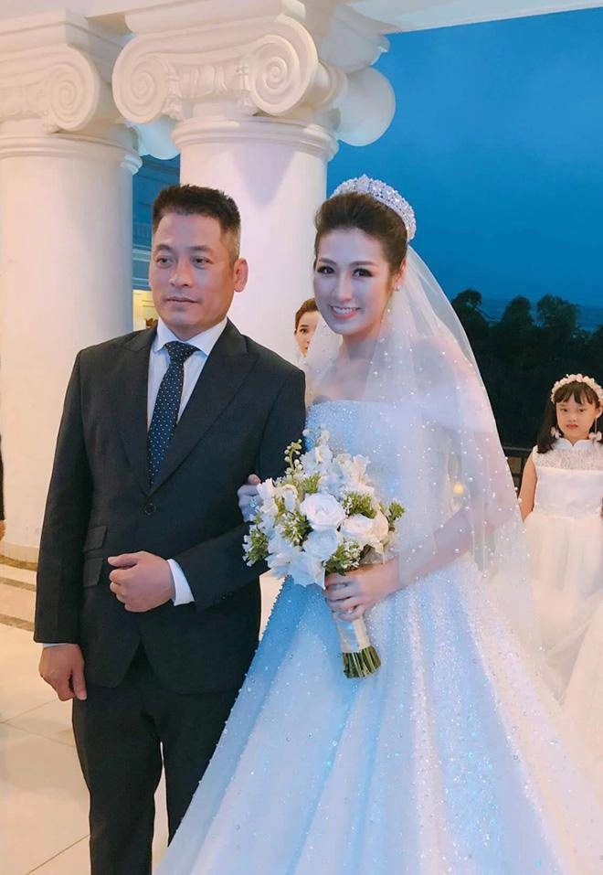 Cận cảnh chiếc váy cưới cổ tích đính 20000 viên pha lê của á hậu tú anh