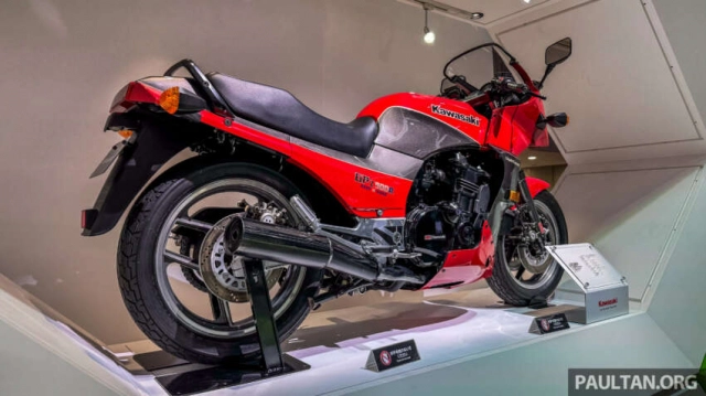 Cận cảnh kawasaki ninja zx-10r và zx-4rr 2024 phiên bản kỷ niệm 40 năm