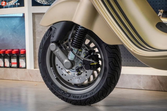 Cận cảnh vespa 946 dragon chiếc thứ 2 tại thị trường việt nam trị giá tiền tỉ