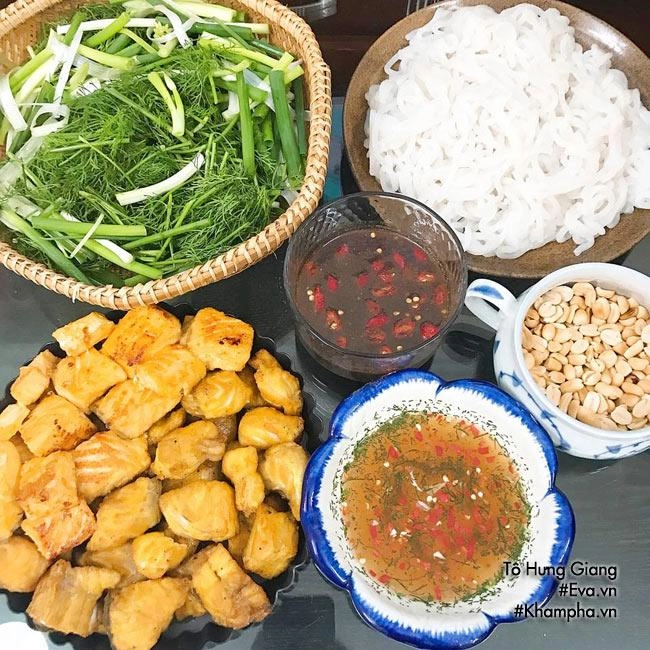 Chả cá hà nội thơm lừng chồng gật gù khen ngon con ăn thun thút