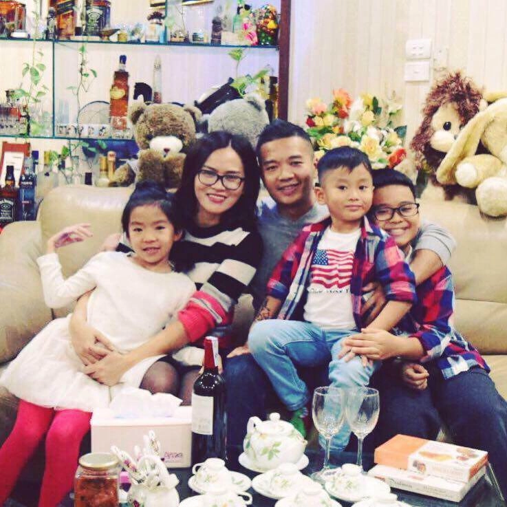 Chăm 3 con nhưng vợ đảm sáng nào cũng vào bếp nấu gì cũng ngon khiến chồng quên hàng quán