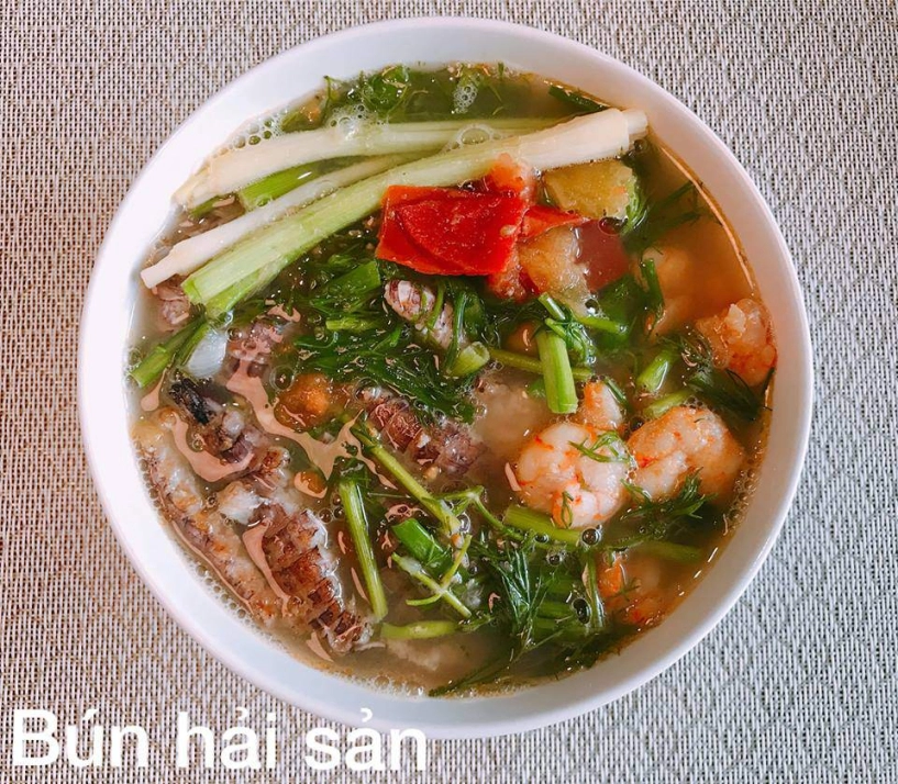Chăm 3 con nhưng vợ đảm sáng nào cũng vào bếp nấu gì cũng ngon khiến chồng quên hàng quán