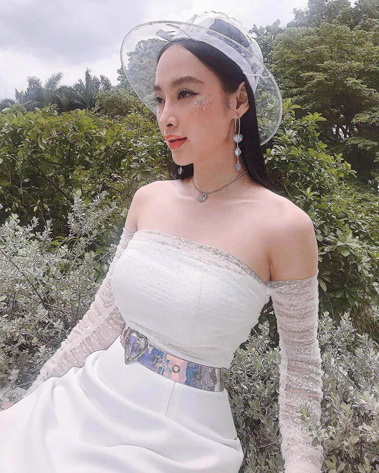 Chán chê váy áo sang chảnh angela phương trinh hóa hộp quà di động xinh đẹp