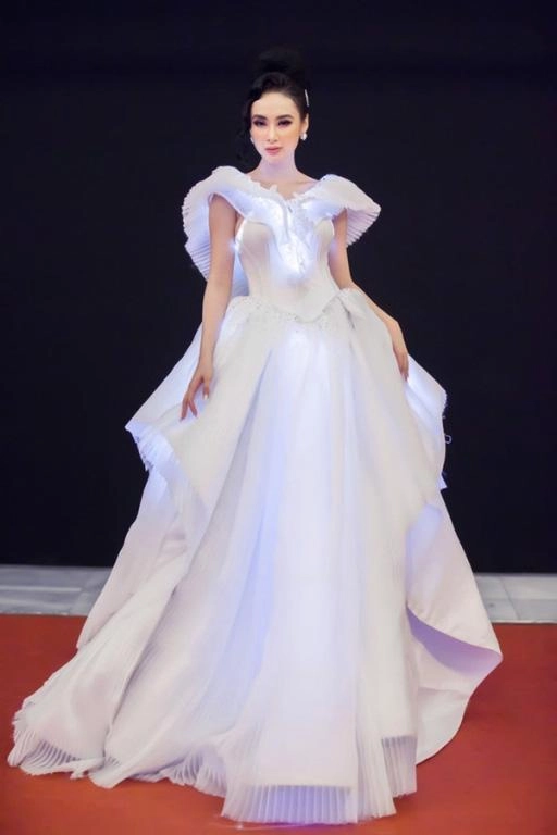 Chán chê váy áo sang chảnh angela phương trinh hóa hộp quà di động xinh đẹp