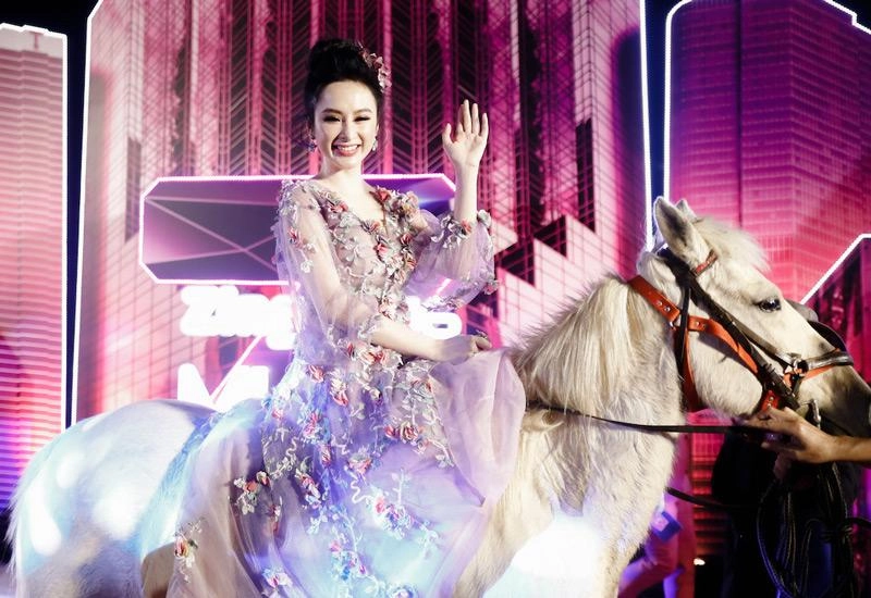 Chán chê váy áo sang chảnh angela phương trinh hóa hộp quà di động xinh đẹp