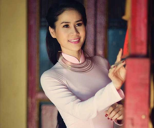 Chân dài tiền giang nức tiếng một thời lấy lại dáng thon sau sinh dù đã u50
