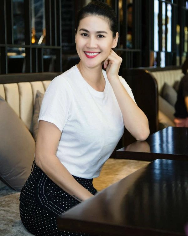 Chân dài tiền giang nức tiếng một thời lấy lại dáng thon sau sinh dù đã u50