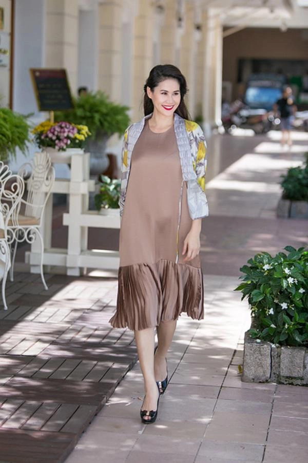 Chân dài tiền giang nức tiếng một thời lấy lại dáng thon sau sinh dù đã u50