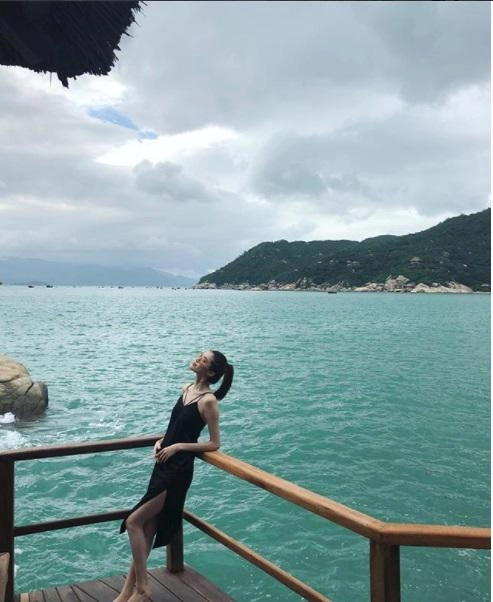 Chân dài victorias secret âm thầm lặng lẽ khoe street style tại nha trang