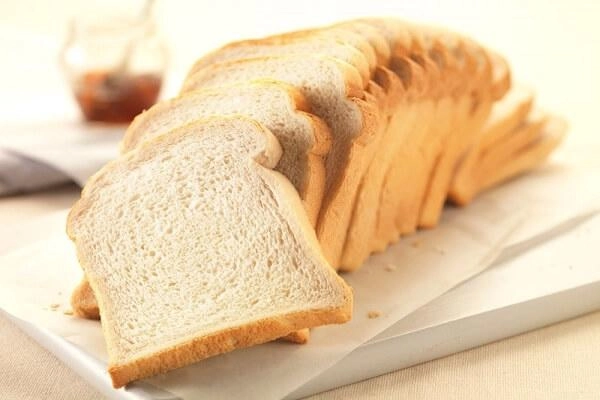 Chẳng cần làm nóng lại chỉ một thao tác này bánh mì cũ sẽ mềm như mới