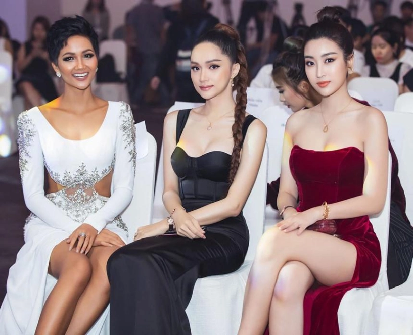 Chẳng phải đổi kiểu tóc xoành xoạch hhen niê đánh bại mọi mỹ nhân trong cùng khung hình nhờ