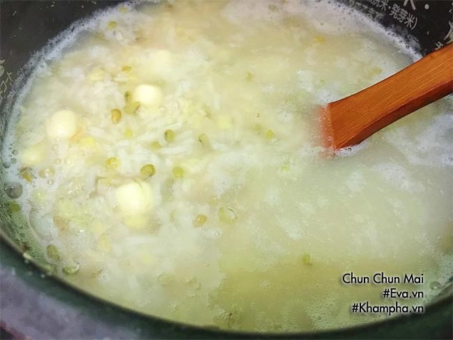 Cháo chim bồ câu vừa nóng hổi vừa bổ dưỡng cho cả nhà ngày mưa