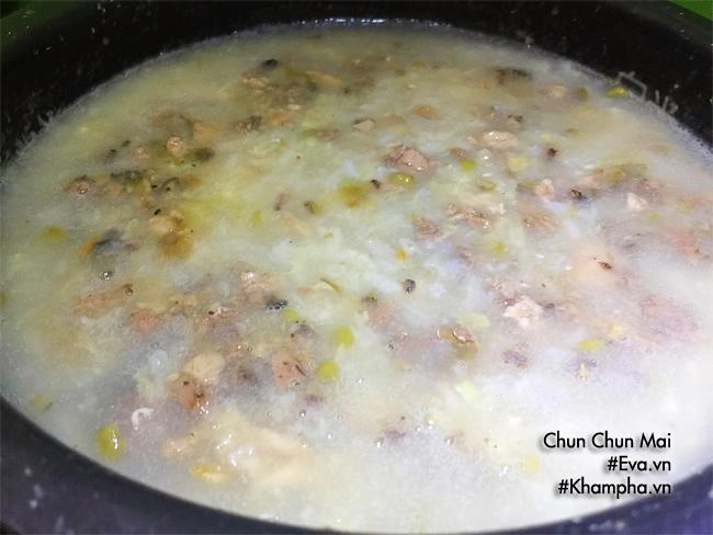 Cháo chim bồ câu vừa nóng hổi vừa bổ dưỡng cho cả nhà ngày mưa
