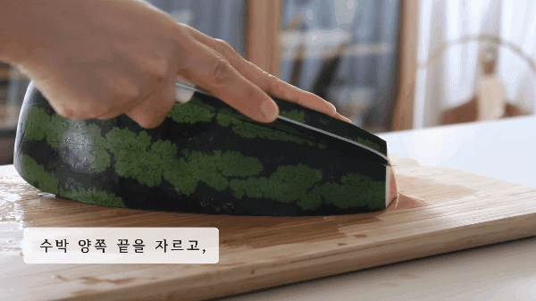 Chỉ 1 quả dưa hấu nhưng lại có nhiều cách bổ hay thế này