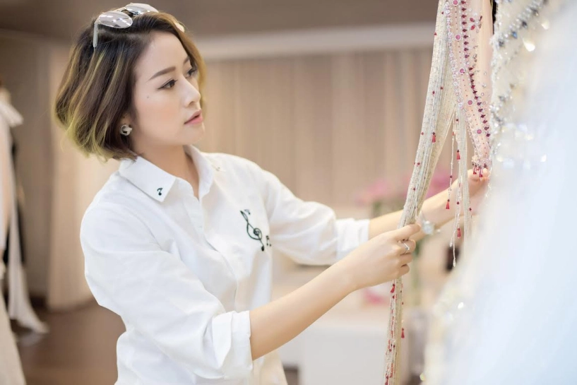 Chỉ đi thử váy mà mc chung kết the face việt nam đã đẹp rực rỡ