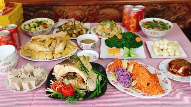 Chị em chia sẻ mâm cỗ cúng ông táo ngập tràn mạng xã hội