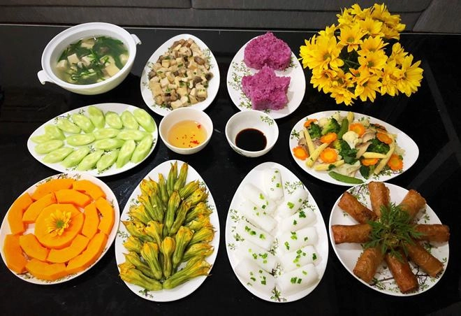 Chị em chia sẻ mâm cỗ cúng rằm tháng 7 xôn xao mạng xã hội