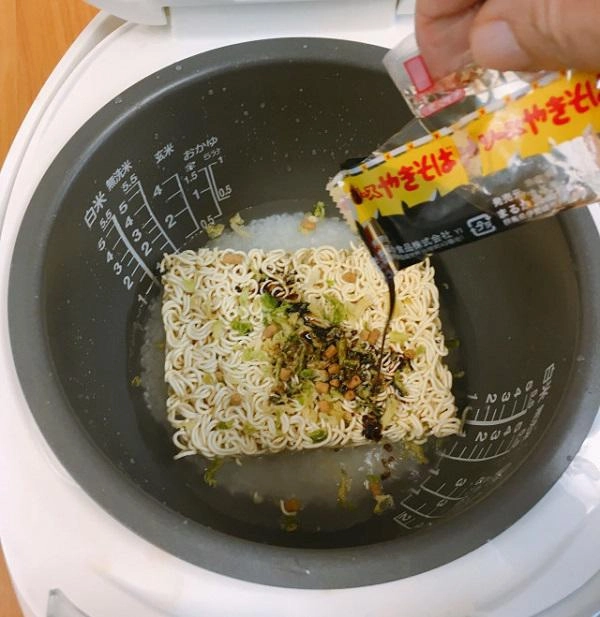 Chỉ mê cơm với mì tôm người đàn ông liều lĩnh trộn vào nấu không ngờ thành siêu phẩm