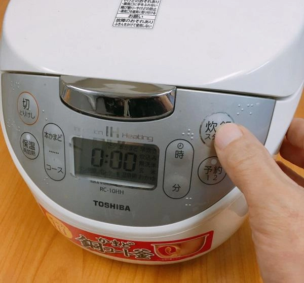 Chỉ mê cơm với mì tôm người đàn ông liều lĩnh trộn vào nấu không ngờ thành siêu phẩm