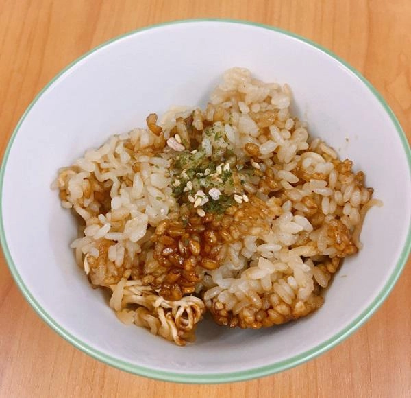 Chỉ mê cơm với mì tôm người đàn ông liều lĩnh trộn vào nấu không ngờ thành siêu phẩm