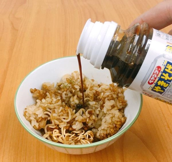 Chỉ mê cơm với mì tôm người đàn ông liều lĩnh trộn vào nấu không ngờ thành siêu phẩm