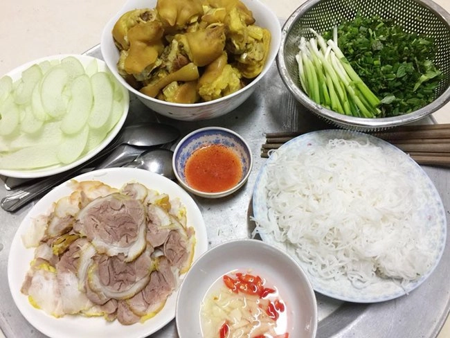 Chia sẻ món bún móng giò tự tay nấu ông bố 4 con được chị em hết lời khen ngợi