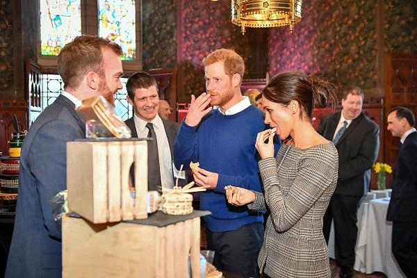 Chiếc bánh cưới trị giá 15 tỉ đồng phá lệ khác thường của hoàng tử anh harry và hôn thê
