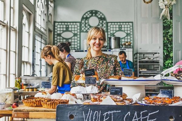 Chiếc bánh cưới trị giá 15 tỉ đồng phá lệ khác thường của hoàng tử anh harry và hôn thê