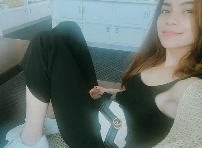 Chiếc túi đeo thắt lưng có gì hot mà hà hồ cứ dùng đi dùng lại