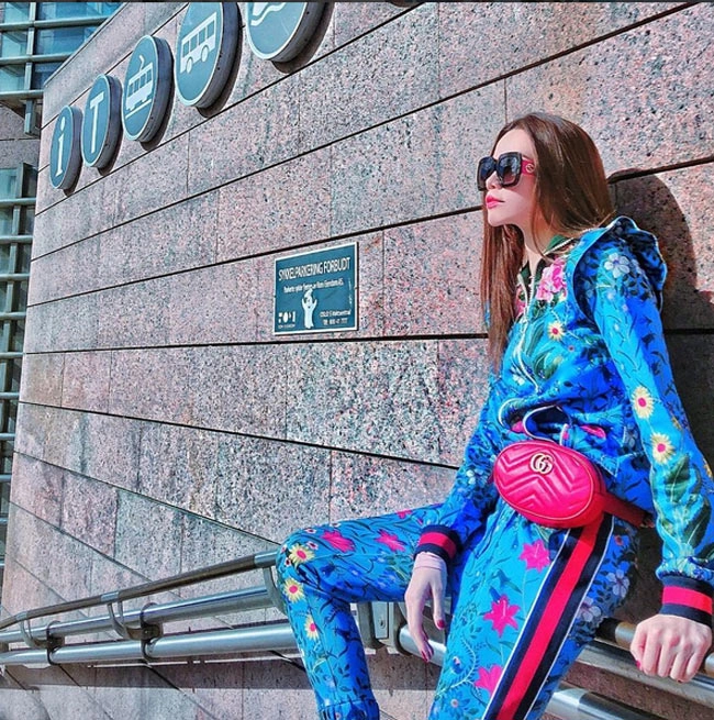 Chiếc túi đeo thắt lưng có gì hot mà hà hồ cứ dùng đi dùng lại