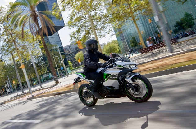 Chiếc xe điện đầu tiên của kawasaki ninja e-1 đã có giá bán chính thức