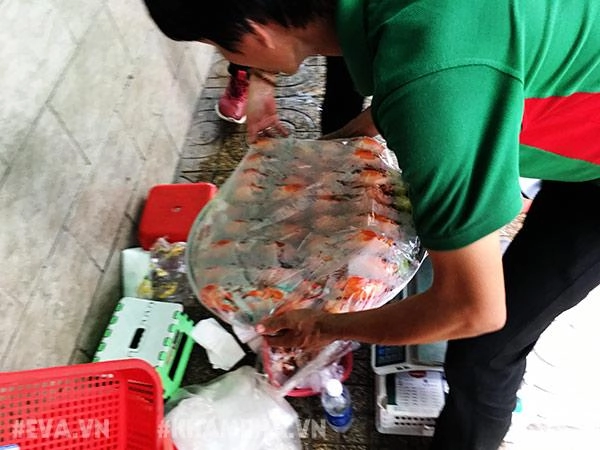 Choáng váng cảnh chen lấn giành giật mua mâm cua dì ba ở sài gòn 10 phút bán 30kg